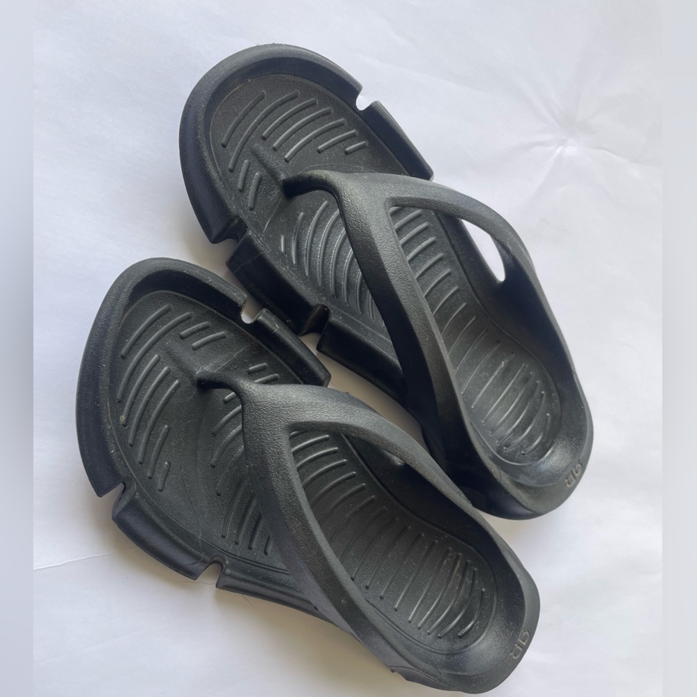 Balenciaga black rubber flip flops EU size 44
